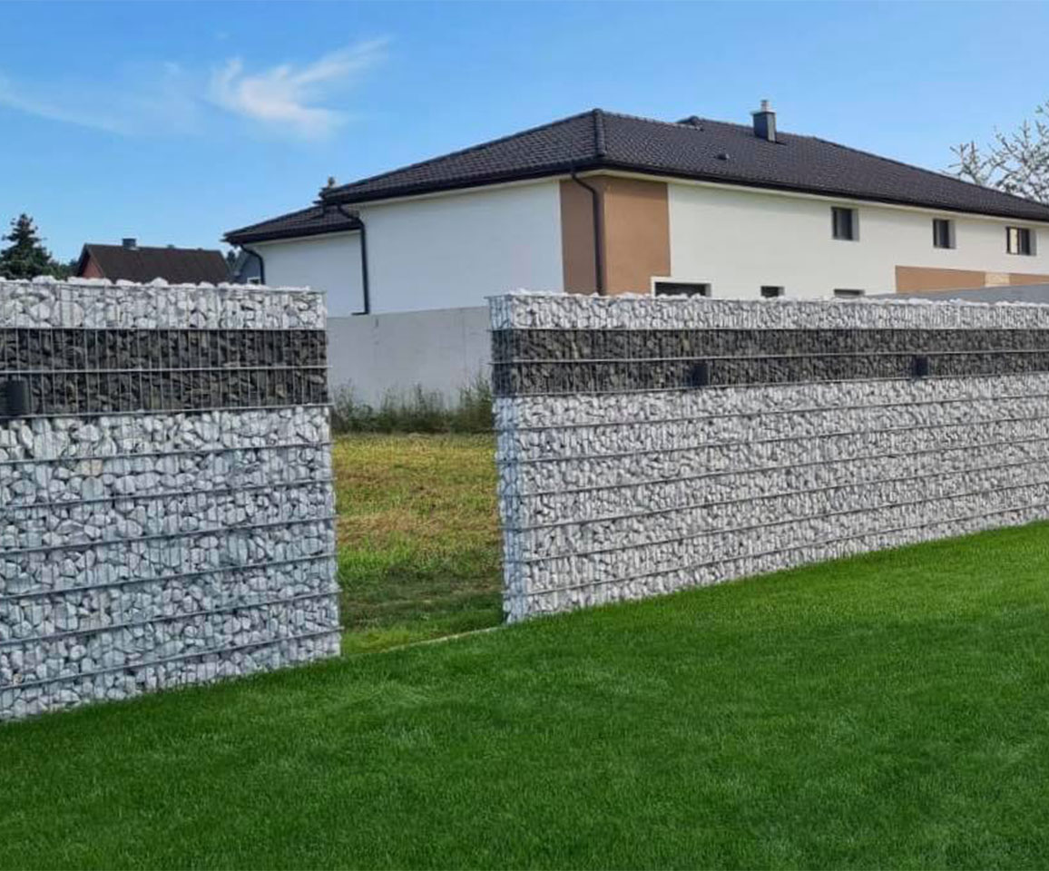 minimalistický plot z gabionu 