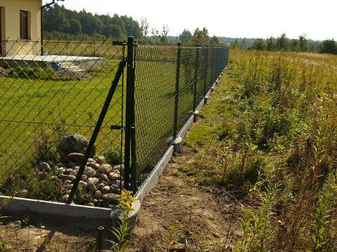 plot s antracitovým pletivom