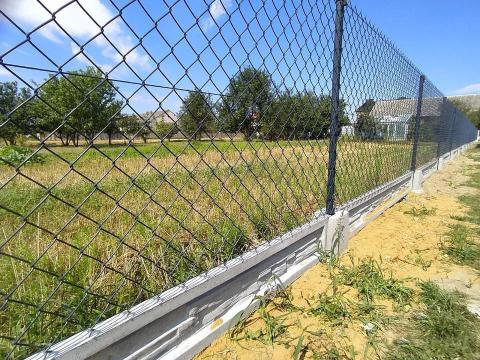 pletivový plot s podhrabovými doskami